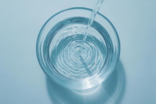 器に注がれる水と波紋 器に注がれる水と波紋の写真
