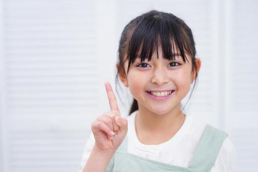 笑顔で手を挙げる女の子のポートレート 女の子,笑顔,にっこりの写真素材