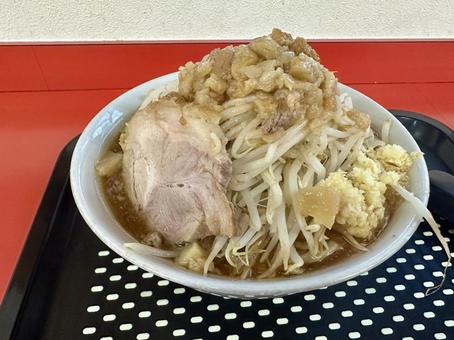 豪快な野菜盛りと背脂の二郎系ラーメン ラーメン,二郎系,背脂の写真素材
