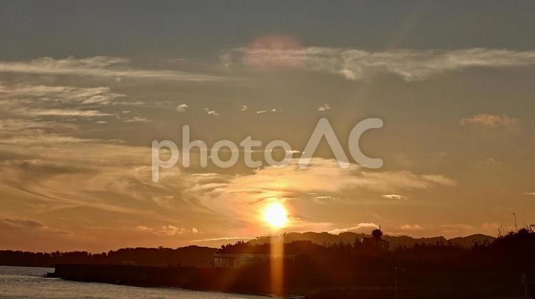夕暮れと雲 夕陽,夕暮れ,雲の写真素材