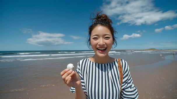 リラックスした表情でカメラを見つめる女性 リラックスした表情でカメラを見つめる女性の写真