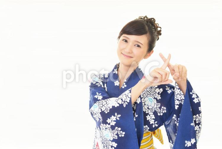 禁止のジェスチャーをする浴衣姿の女性 女性,浴衣,着物の写真素材
