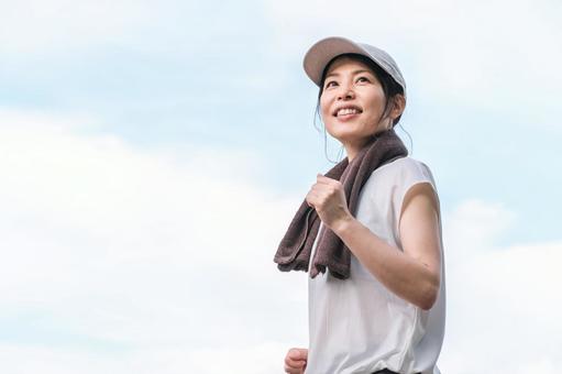 ダイエットのためにウォーキングをする女性 ダイエットのためにウォーキングをする女性 運動,ウォーキング,ダイエットの写真素材