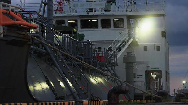 海の男!夜の荷役中の貨物船 海の男!夜の荷役中の貨物船 船,船舶,観光船の写真素材