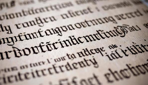 文字が書かれた羊皮紙の写真