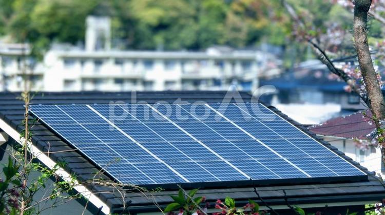 住宅の屋根に設置した太陽光パネル 緑,発電,屋根の写真素材