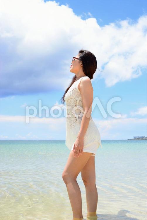 沖縄　きれいな海　女性　旅行 日本,沖縄,海の写真素材