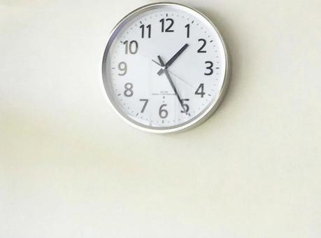 白壁に映える白い円形の壁掛け時計 白壁に映える白い円形の壁掛け時計 壁掛け時計,丸い時計,時計の写真素材