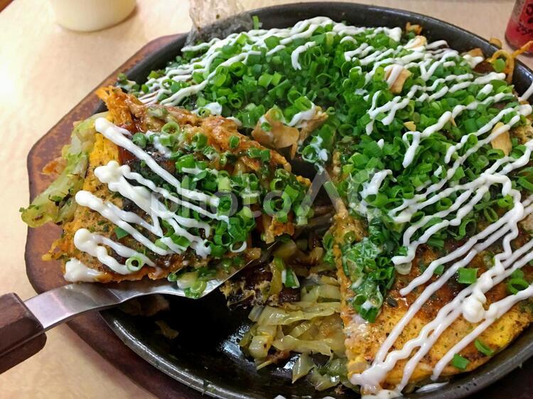 熱々の広島風お好み焼き！ おかず,お好み焼き,ご飯の写真素材