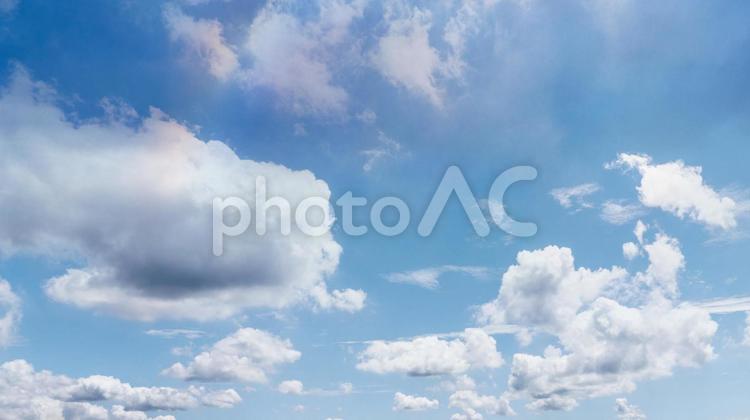 夏の雲の美しい空の背景 空,背景,雲の写真素材