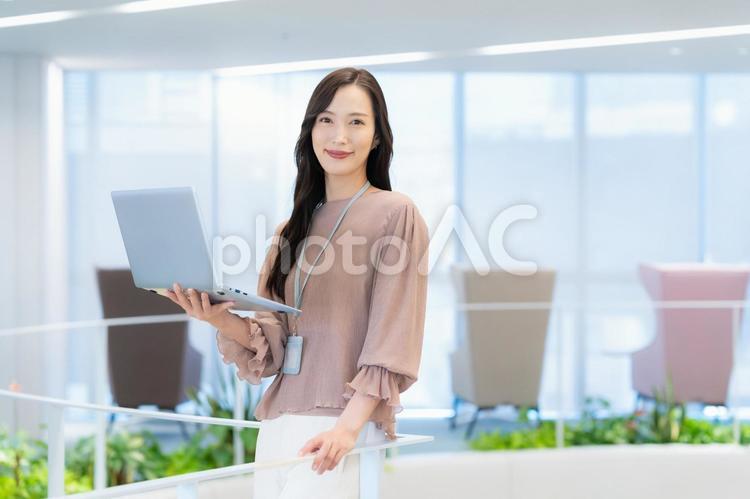 オフィスで働くビジネスウーマン ビジネス,オフィス,女性の写真素材