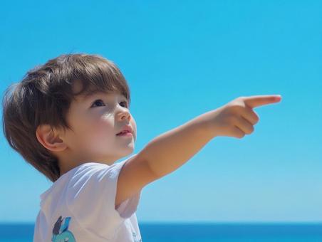 空を指さす子供 空を指さす子供の写真
