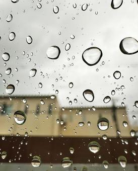 窓ガラス 水滴 雫 窓ガラス 水滴 雫 滴,ガラス越し,雨の写真素材