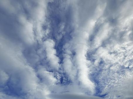 流れる雲のダイナミズム 空,青空,雲の写真素材