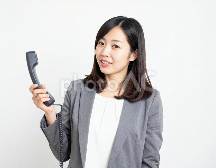 電話の受話器を持って通話している女性 電話,女性,通話の写真素材