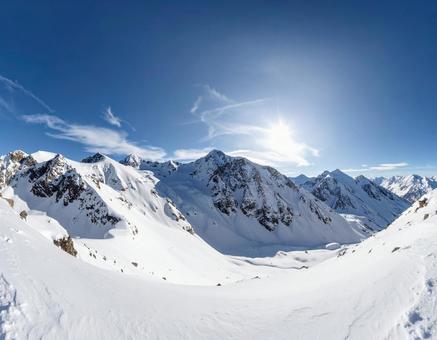 雪に覆われた冬の山脈と青空の風景 雪に覆われた冬の山脈と青空の風景の写真
