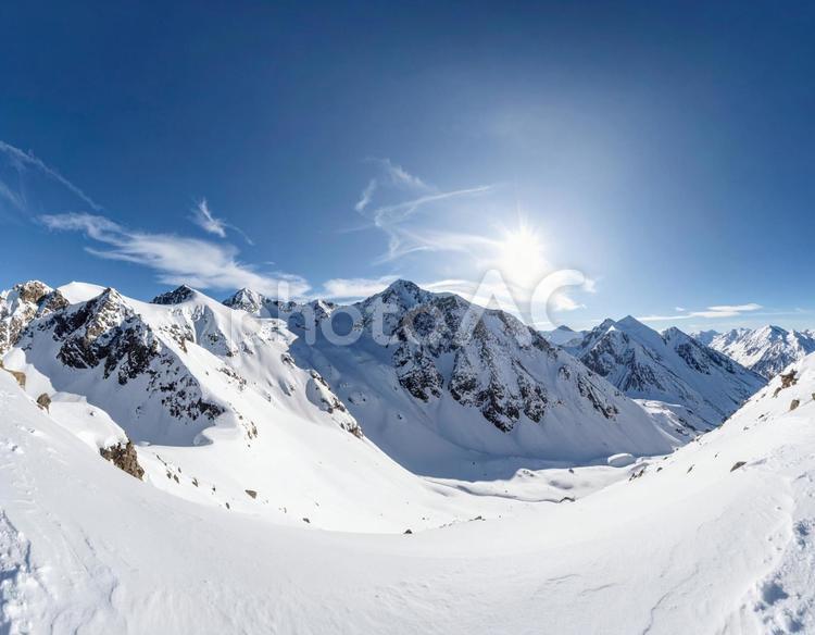 雪に覆われた冬の山脈と青空の風景 雪山,雪,山の写真素材