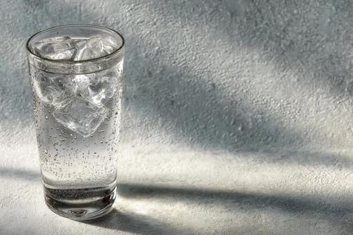 夏にぴったりの清涼感あふれる飲料水 夏にぴったりの清涼感あふれる飲料水の写真
