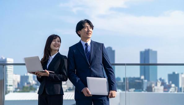 就職・転職 青空に立つスーツ姿の男女 就職・転職 青空に立つスーツ姿の男女の写真