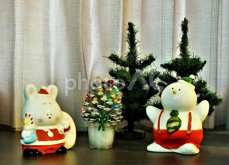 ウサギのサンタさんが来たと大喜び クリスマス,サンタクロース,サンタの写真素材