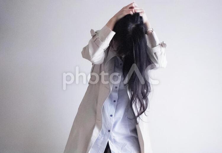 頭を抱える女性(横長) 女性,ストレス,辛いの写真素材