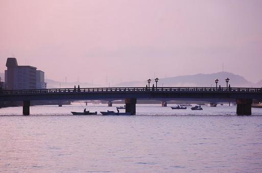 松江大橋　宍道湖　春霞　夕暮れ　小舟 松江大橋,宍道湖,春霞の写真素材
