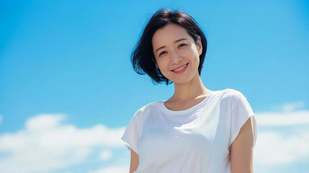 明るく爽やかな笑顔で、幸せを表現する女性 明るく爽やかな笑顔で、幸せを表現する女性の写真