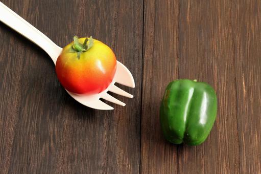 トマトとピーマンの比較 トマトとピーマンの比較 トマト,ピーマン,野菜の写真素材