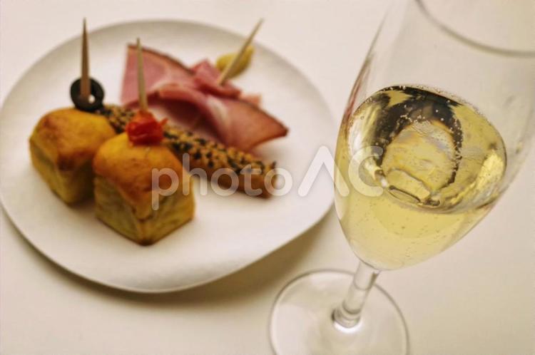 スパークリングワインとフィンガーフード スパークリング,スパークリングワイン,シャンパンの写真素材