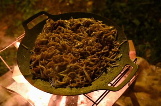 キャンプで焼きそば キャンプで焼きそばの写真