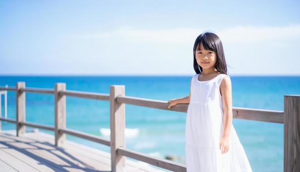 真夏の海を背景にした少女のポートレート 真夏の海を背景にした少女のポートレートの写真