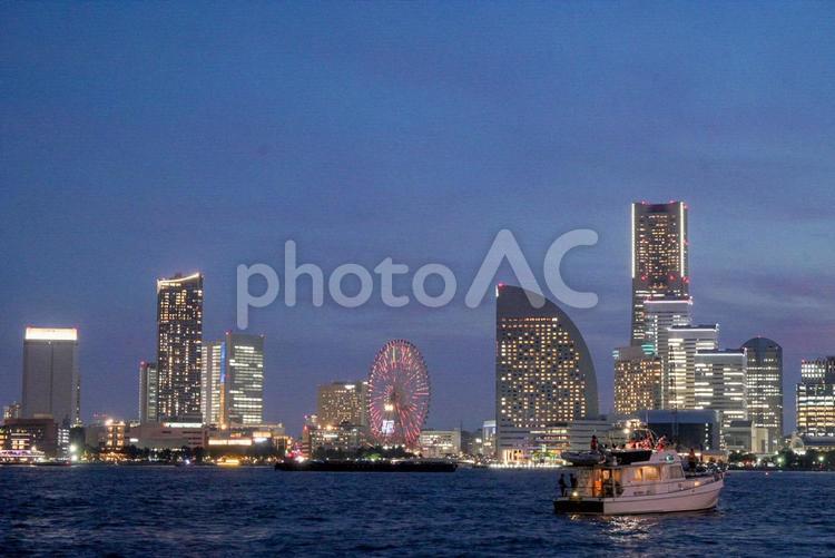 横浜みなとみらい 夜景,ライトアップ,客船の写真素材
