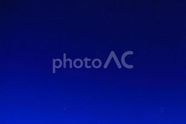 流れ星が写り込んだ、満天の星空 ペルセウス座流星群,流れ星,流星群の写真素材
