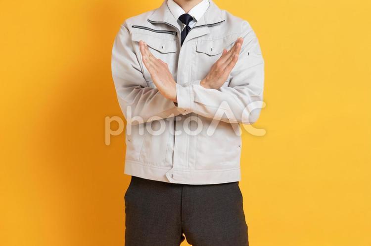 手を交差する男性作業員（顔なし） 青年,中年,30代の写真素材