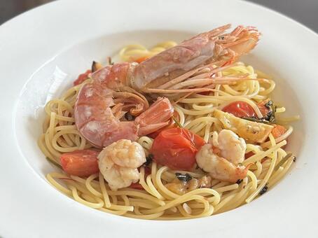 有頭海老とミニトマトのパスタ パスタ,有頭エビ,海老の写真素材