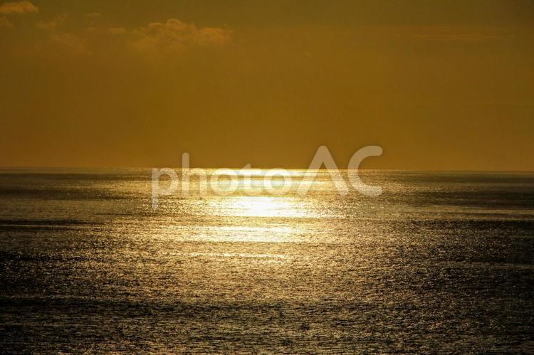 夕焼けと海と黄金色の風景 海,背景,夕暮れの写真素材