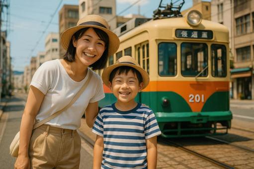 路面電車と親子の記念写真 路面電車と親子の記念写真の写真