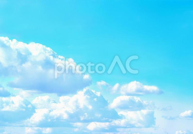 青空と太陽がまぶしい真夏の爽快な空模様 夏,夏空,太陽の写真素材