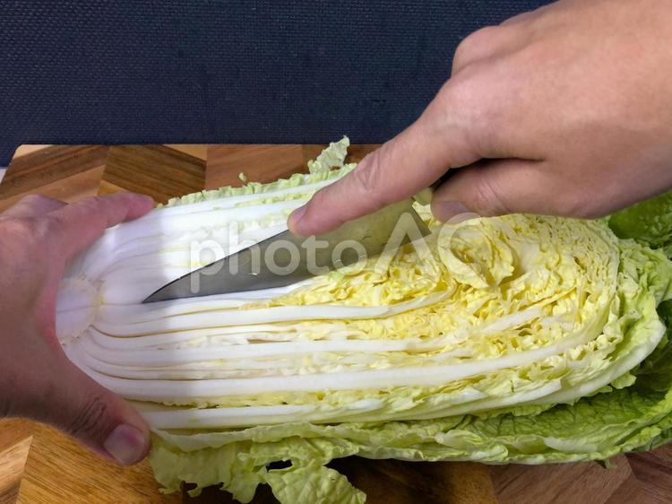 鍋料理に使う白菜をクォーターカットにする 包丁,まな板,野菜の写真素材