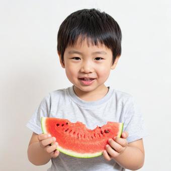 スイカを食べる子供たち スイカを食べる子供たちの写真