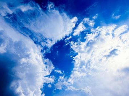 青空に広がる輝く雲 青空に広がる輝く雲の写真