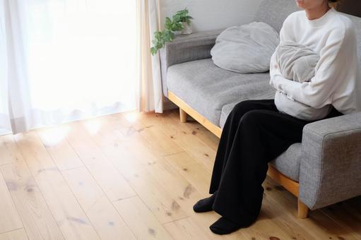 ソファーでくつろぐ40代女性の写真