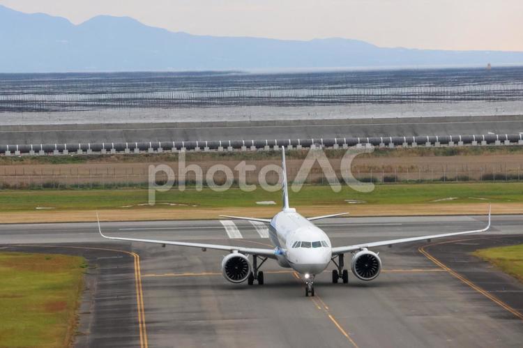 佐賀空港の空に浮かぶ飛行機 飛行機,空港,航空機の写真素材