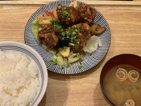 唐揚げの甘酢あんかけ定食 唐揚げ,タレ,ネギの写真素材