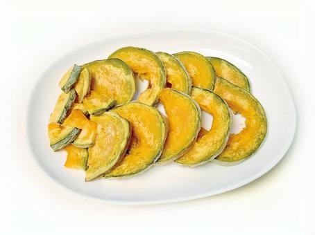 白皿に入れた焼きカボチャ_1 白皿に入れた焼きカボチャ_1の写真