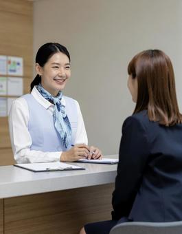 受付の女性 受付の女性の写真