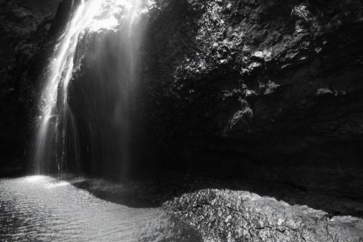 涼し気な滝モノクロ 涼し気な滝モノクロの写真
