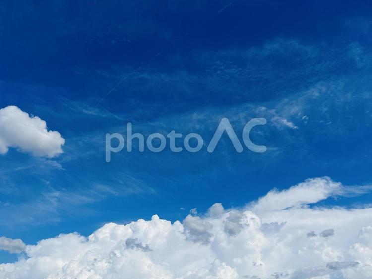 　薄雲と羊雲　青空と雲 雲,羊雲,積雲の写真素材