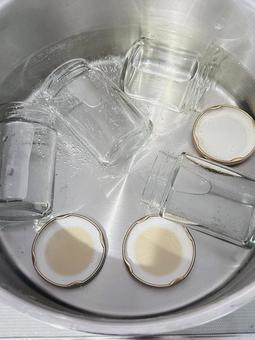 ガラス瓶を煮沸消毒中 ガラス瓶を煮沸消毒中の写真