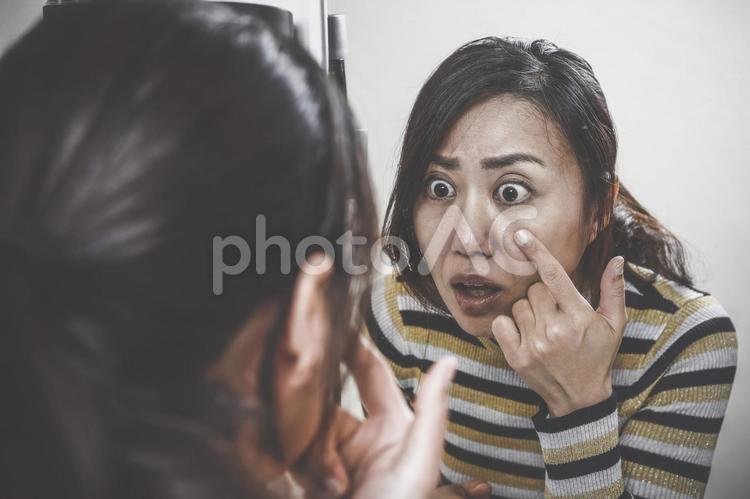 鏡をみて驚く女性 女性,人物,日本人の写真素材